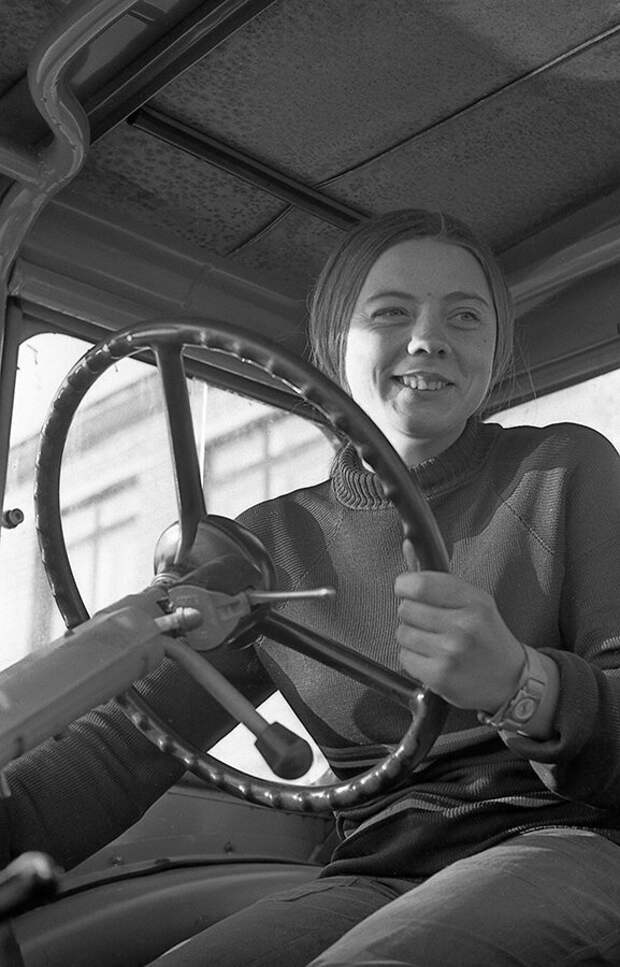 Красивая школьница, которая, видимо, мечтала стать водителем трактора, 1974 год Обычные люди, архив, белоруссия, ностальгия, снимки, советская жизнь, фотография