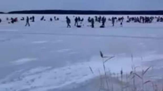 Сотни сахалинцев рискнули жизнями и вышли на тонкий лед ради корюшки