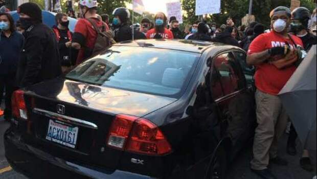 В Сиэтле автомобиль въехал в толпу протестующих (ФОТО, ВИДЕО) | Русская весна