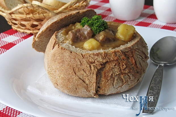 Чешский суп-гуляш в хлебе