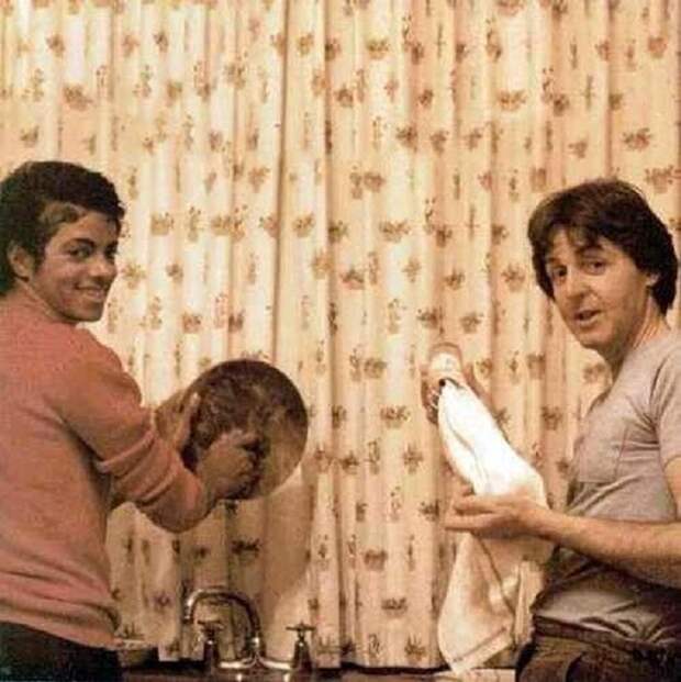 Просто две музыкальные звезды моют посуду на кухне в 1982 году.