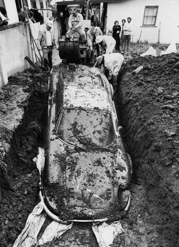 История про закопанную в землю “Феррари” (6 фото) История про закопанную в землю “Феррари” (6 фото)