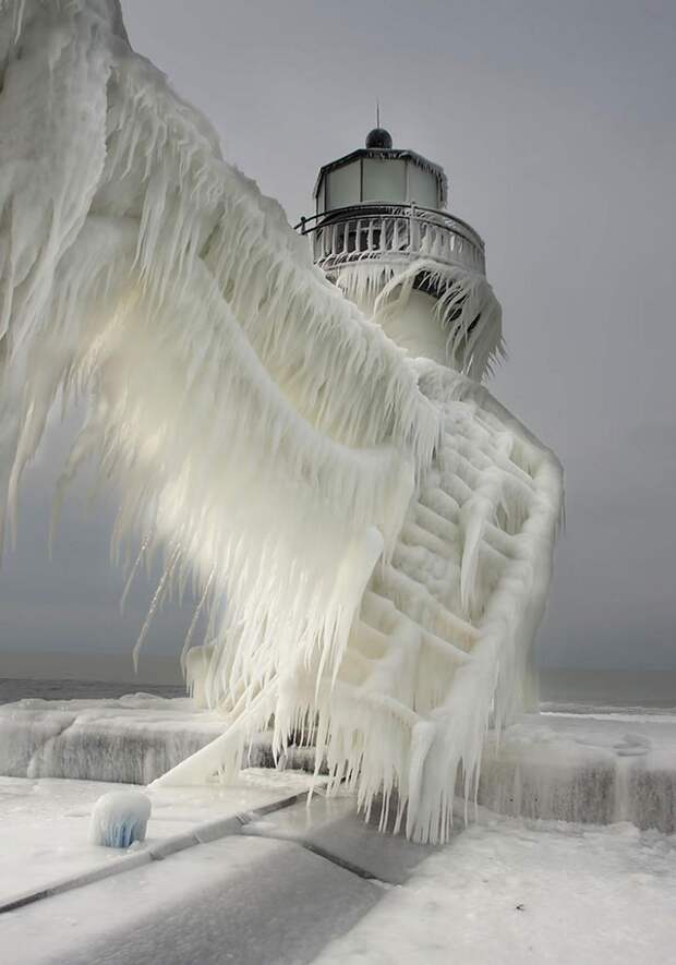Замороженный маяк на озере Мичиган-7