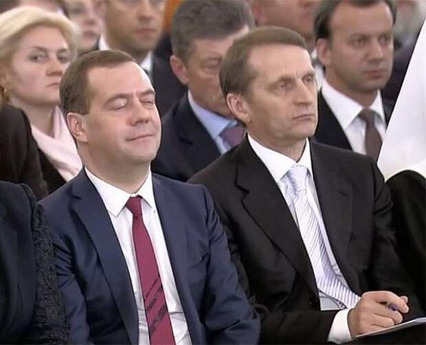 Дмитрий Медведев отдыхает закрыли глаза, политики спят, удачный кадр