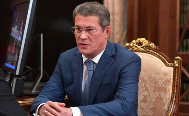 Глава Башкирии Радий Хабиров призвал подчиненных сделать прививку от коронавируса или носить сразу пять масок