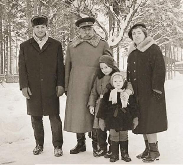 Семен Михайлович и Мария Васильевна Буденные с зятем Михаилом Державиным и внуками Алексеем и Марией.