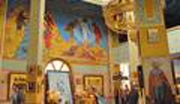 Убранство православного храма Михаила Архангела в Грозном 