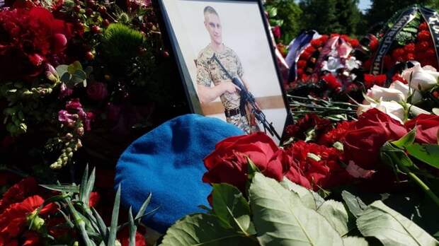 Троекратный оружейный залп для русского воина: Друзья убитого спецназовца ГРУ дали клятву на его могиле - видео