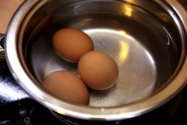 Яйца отвариваем, очищаем от скорлупы, разделяем на белок и желток. Натираем белок на мелкой терке, выкладываем на дно тарелки.