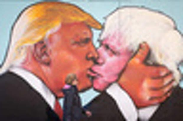 Граффити в Бристоле с изображением Дональда Трампа, целующего Бориса Джонсона 
