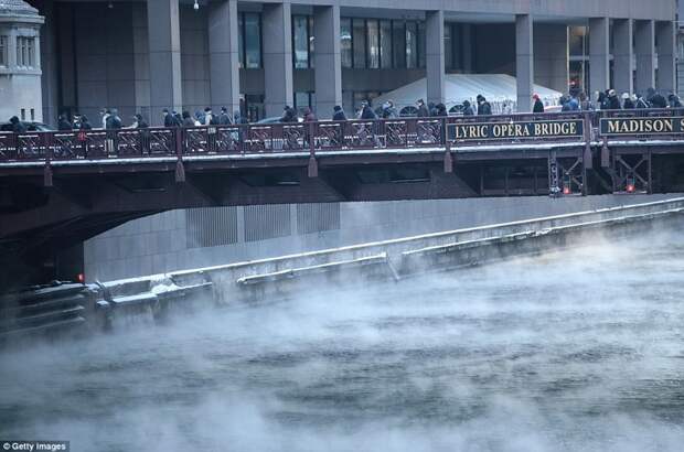 Смельчаки, которые не побоялись выйти на улицу, идут по мосту Мэдисон Стрит Бич в Чикаго холода в США, чикаго