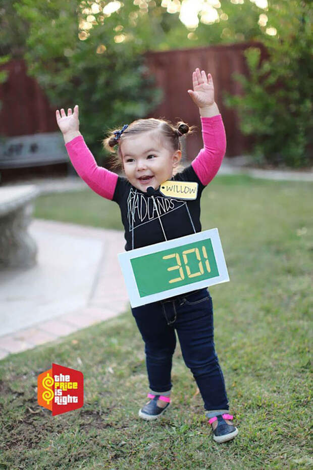 Артистичная 2-летняя малышка примеряет различные костюмы