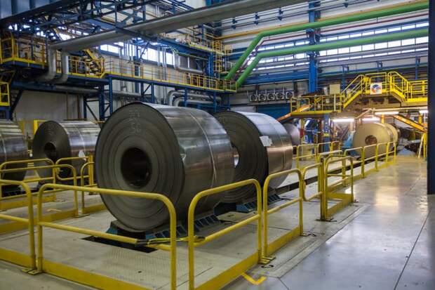 На склад оцинковочного цеха сталь приходит в рулонах. Они разной толщины и длины и эти параметры зависят от заказчика.  железо, завод, металлургия, сталь