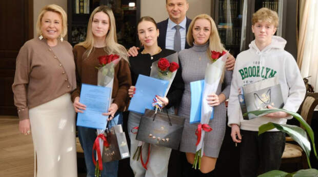 В Ялте двум женам участников СВО из числа сирот выдали ключи от квартир