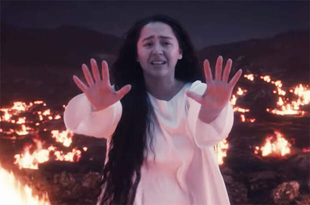 Манижа в клипе на песню "Держи меня земля"