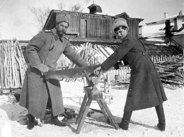 Николай Романов с сыном Алексеем в ссылке в Тобольске