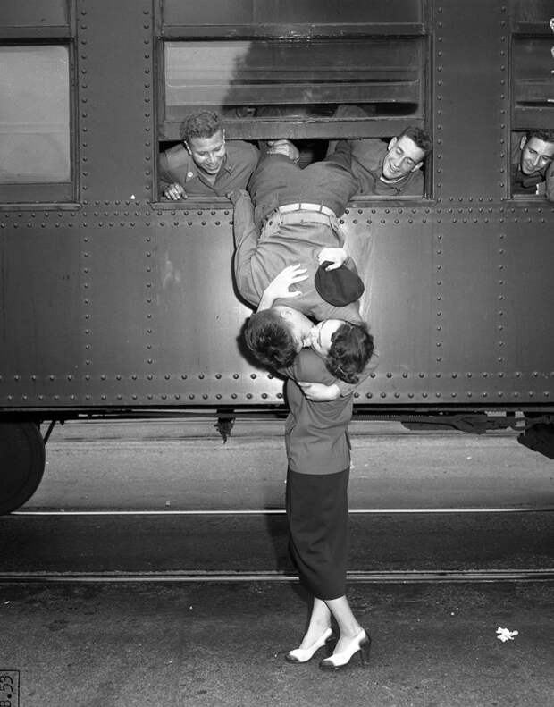 20 фотографий, наполненных любовью во время войны