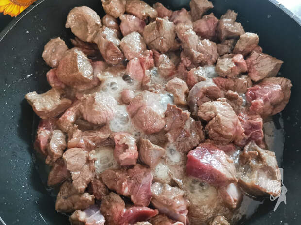 Готовлю аппетитный гуляш "a la russe" по самому любимому рецепту. Мясо получается сочным, нежным. Пальчики оближешь!
