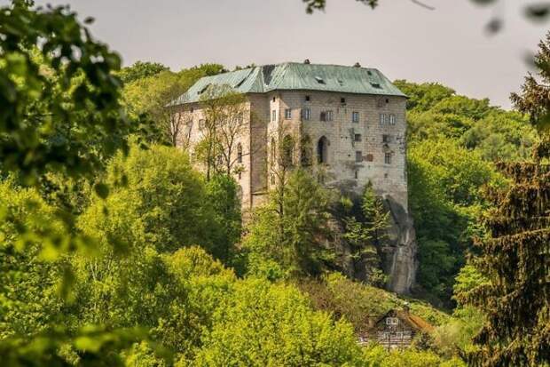 Замок Гоуска в Чехии: легенда про врата в ад
