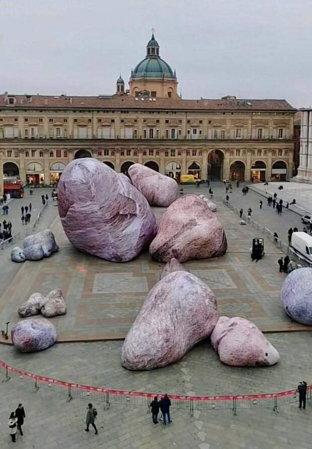 Площадь Пьяццо Маджоре, Италия, Болонья. Современная инсталляция вызывает недоумение у туристов и жителей. https://t.me/webmoney_dn/308728