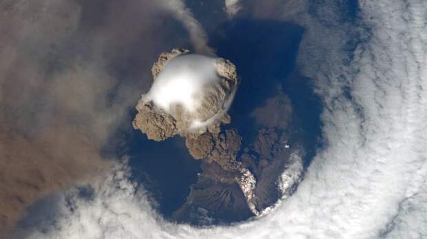 Ещё одно смертоносное природное явление, которое, тем не менее, отлично смотрится из космоса — это извержение вулкана интересное, интересные фото, космос, фото