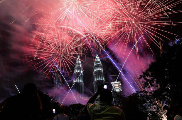 Новый год 2017 в Куала-Лумпур и башни Петронас, 1 января 2017. новый год, праздник, салют, фейрверк