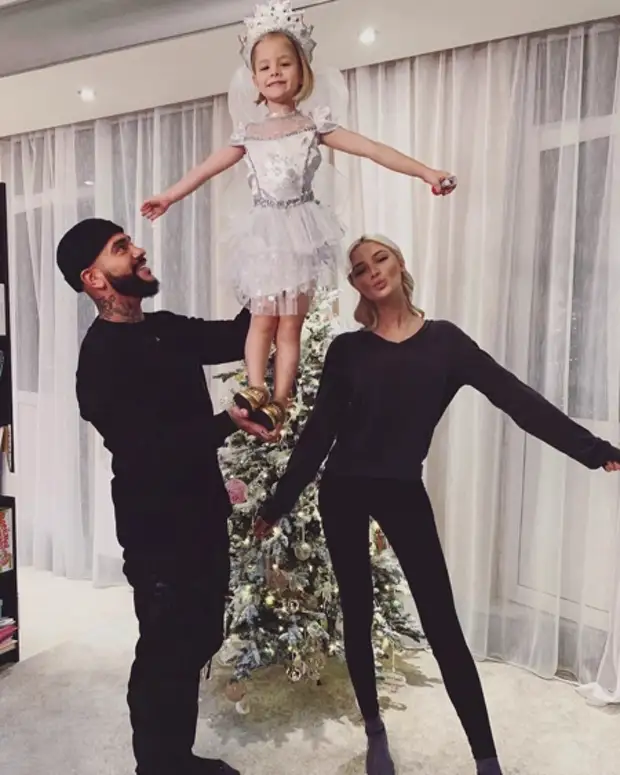 Старше на 12 лет. Мать дочери Тимати встречается с 17-летним подростком