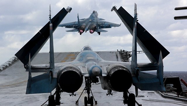 Истребители Су-33 и МиГ-29К на палубе тяжелого авианесущего крейсера Адмирал Кузнецов в Средиземном море. Архивное фото