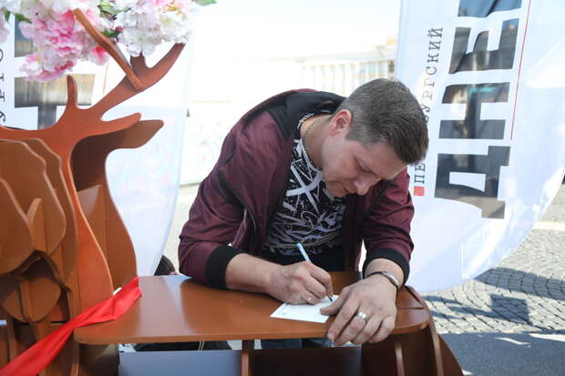 Актер Виталий Бисеров отправил открытку с «Литературной почты» «Петербургского дневника»
