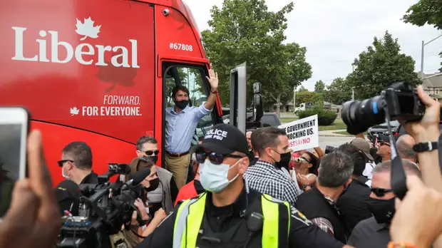 Трюдо забросали камнями после предвыборного митинга