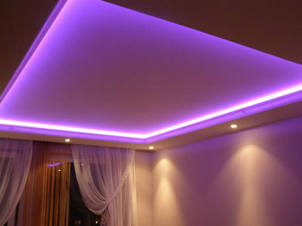 парящая конструкция с фиолетовой подсветкой