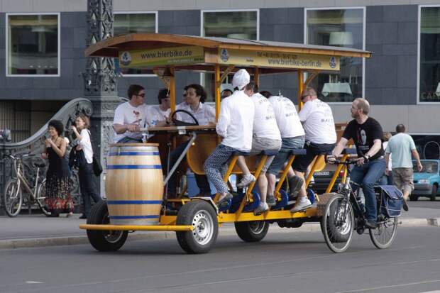 Выпил – за руль не садись. Если только ты не в Германии: там по дорогам шести городов разъезжает «Педаль бар» - то есть буквально бар на колесах. 10 человек, не считая бармена-рулевого, пьют пиво и крутят педали одновременно