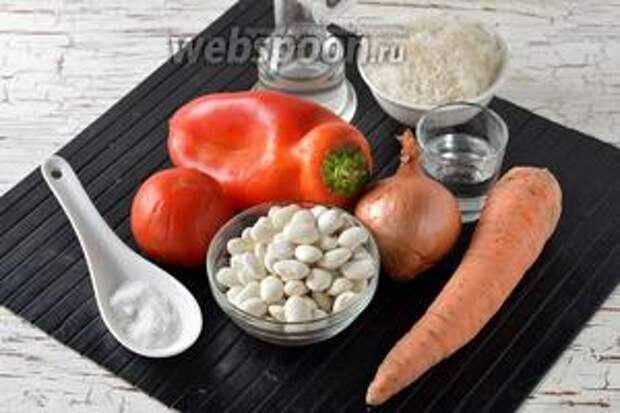 Для работы нам понадобится белая сухая фасоль, сладкий перец, морковь, лук, помидоры, сахар, соль, столовый уксус, подсолнечное масло.