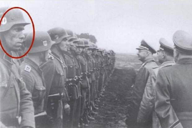Иван Фиалка (выделен красным) встречается глазами с Гиммлером, 1944 год. Фото — Эдуард Долинский. В Галиции поют осанну умершему эсэсовцу