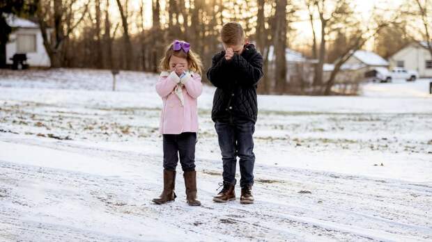 Что делать, если ребенок лизнул металл на морозе и прилип? Объясняет хирург