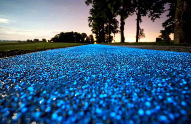 glowing-blue-bike-lane-tpa-instytut-badan-technicznych-poland-coverimage