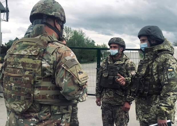 Американские кураторы провели три дня среди карателей в Донбассе 