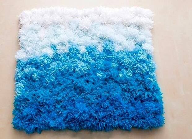 бело-голубой коврик из помпонов