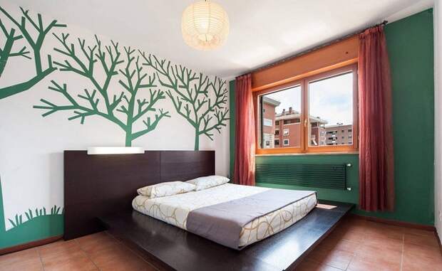 Интересный интерьер спальной в зелено-красной цветовой палитре, что станет крутым решением.
