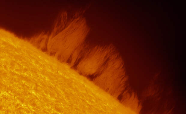 Стена плазмы Опаляющие протуберанцы вырываются за поверхность Солнца. Стена плазмы в три раза превышает диаметр Земли.