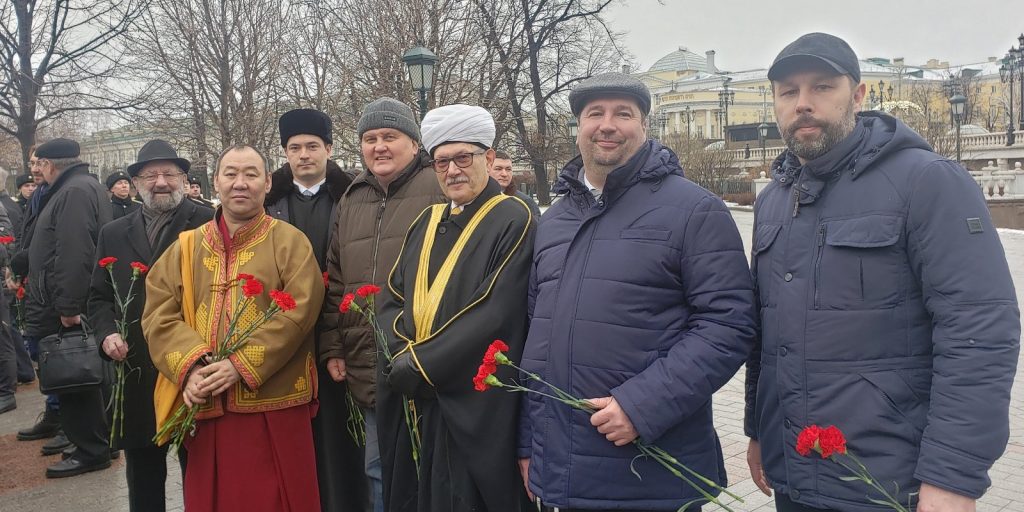 Религиозные деятели возложили цветы к Могиле Неизвестного Солдата. Фото: mos.ru