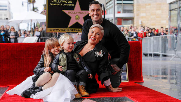 Певица Пинк опровергла сообщения о разводе с мужем Кэри Хартом