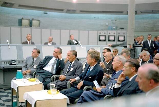Джон Кеннеди посещает Космический центр Кеннеди, 1962 год Джон Кеннеди посещает Космический центр Кеннеди, 1962 год