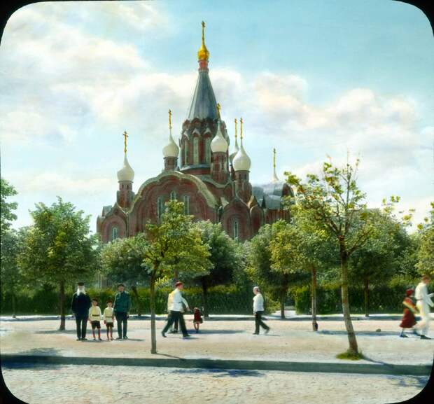 Москва. Церковь рядом с парком культуры и отдыха