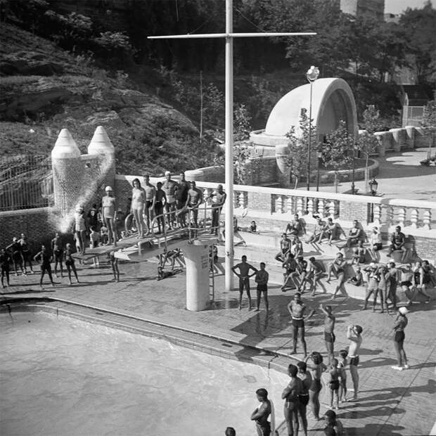 Захватывающие старинные фото купания в открытых бассейнах Нью-Йорка в 1930-х 