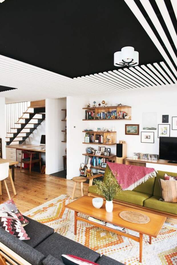 Интересный интерьер гостиной с черно-белым потолком