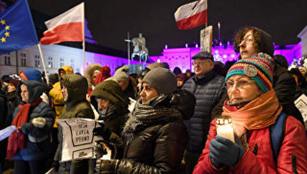 Акция протеста после реформирования судебной системы перед президентским дворцом в Варшаве. Архивное фото