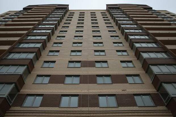 Девочка едва не выпала из окна, пока мать ушла в магазин с ухажером