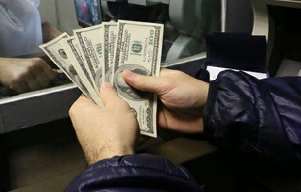 Популярность доллара в мире выросла после запрета на его использование для России