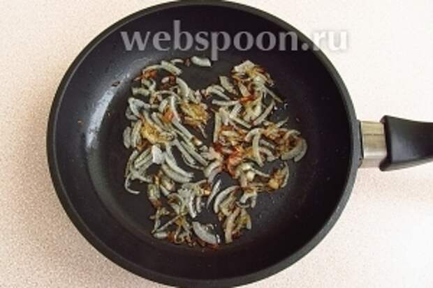 Высыпать лук на сковороду с разогретым маслом и обжарить до лёгкого подрумянивания.